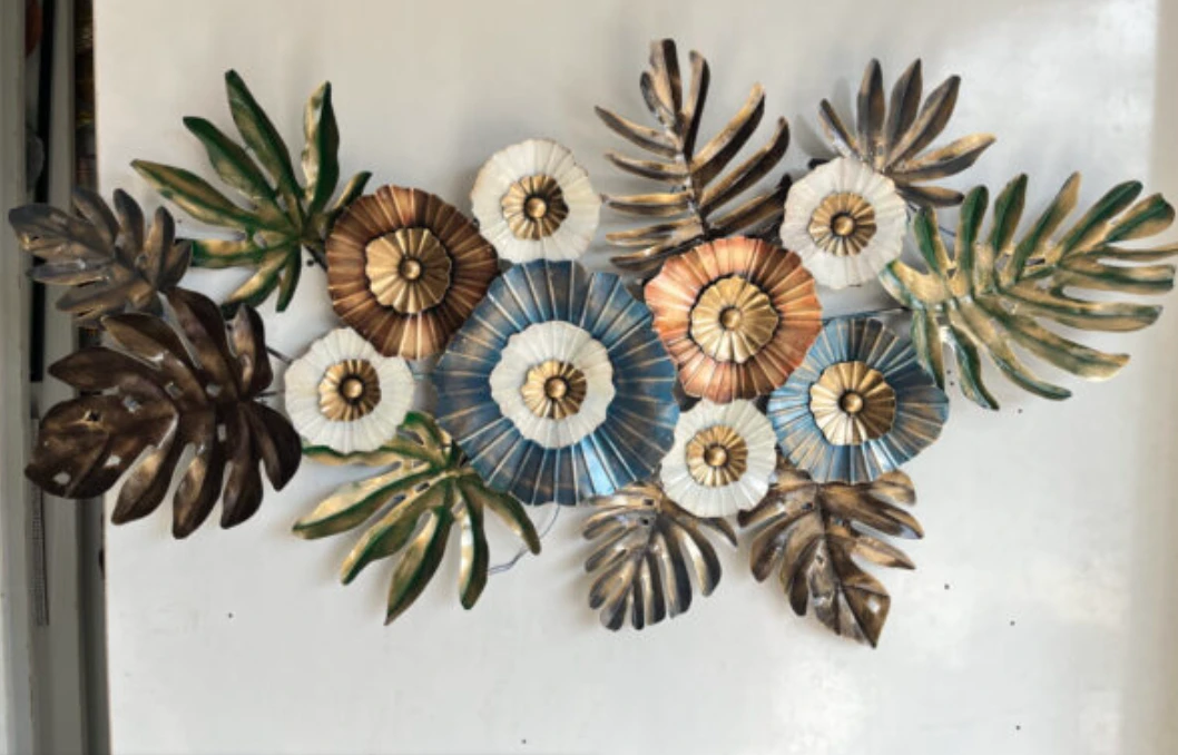 Luxury floral metal wall art with elegant leaf and flower design for modern living room wall décor.